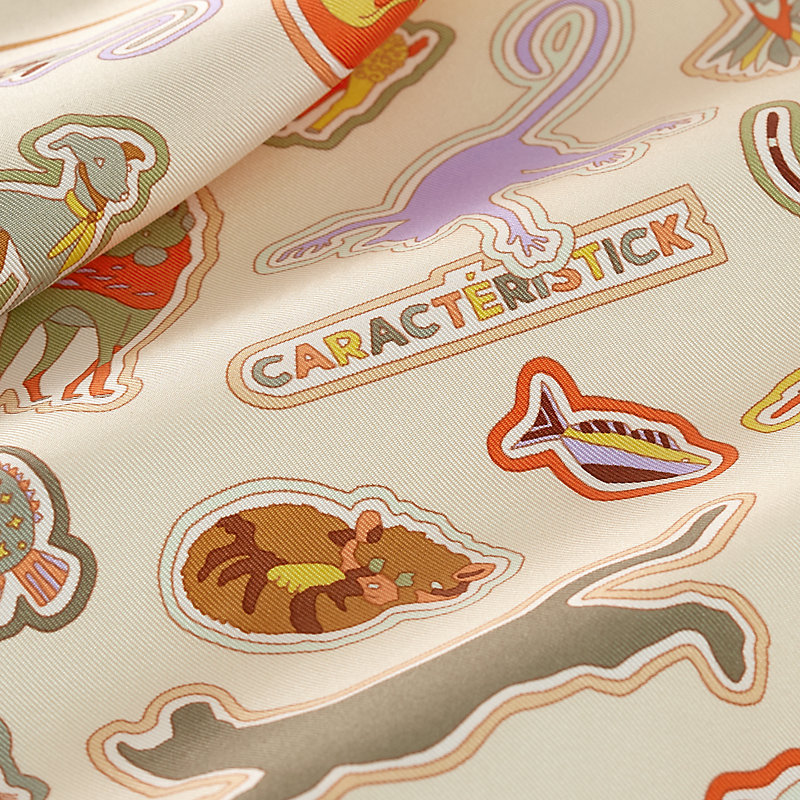 洗練美を纏う HERMES Caracteristick Detail ガヴロッシュ45 Caracteristick Detail scarf 45 | Hermès USA